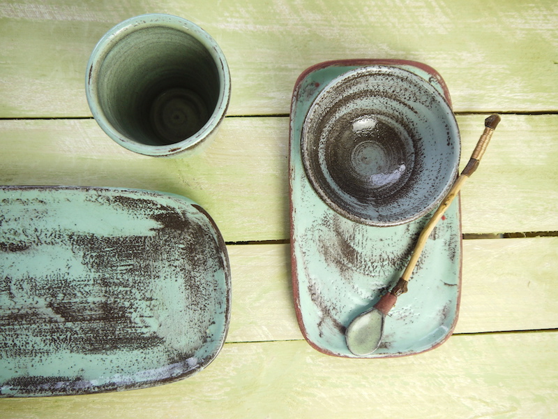 rec plate medium, bowl, beaker, close up top view